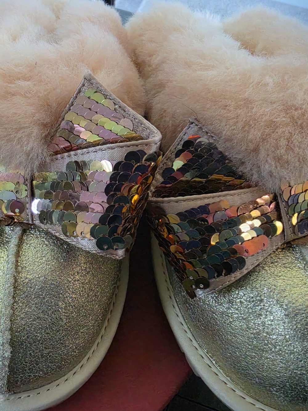 UGG ☆ Limited Edition ☆ 'Coquette' Sequin Bow Slipper in Gold - Picture 8 of 10